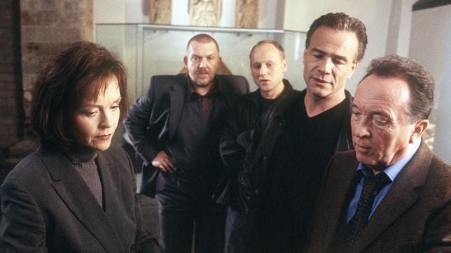 Annette Baumann (Katrin Saß, l.), Schenk (Dietmar Bär), Kain (Bernd Michael Lade), Ballauf ( Klaus J. Behrendt) und Ehrlicher (Peter Sodann).