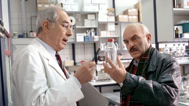Brockmöller mit Dr. Maibach im Labor