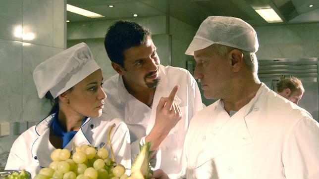 Bild: BR/Bavaria Film/Lämmerer Ivo Batic, Milena und Ali in der Küche
