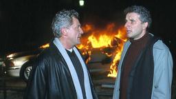 25 Jahre in 25 Bilder: Batic und Leitmayr vor einem brennenden Auto