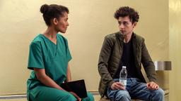 Jamila Marques (Cynthia Micas) versucht, Najim (Shadi Eck) in der Gerichtsmedizin in ein Gespräch zu verwickeln.