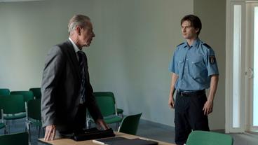 Der Direktor der Polizeiakdamie Hans Lompert (Jörg Pose, links) spricht ein ernstes Wort mit seinem Sohn Ralf (Gustav Schmidt).