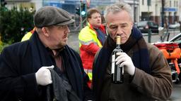 Offensichtlich ist der junge Drogenabhängige Andi Lechner vergiftet worden. Die Flasche riecht eindeutig nach Glykol bzw. Frostschutzmittel.