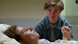 Aaron (Alessandro Schuster) am Krankenhausbett seiner Mutter Karin Gorniak (Karin Hanczewski)
