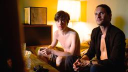 Aaron Gorniak (Alessandro Schuster) spielt mit dem Freund seiner Mutter Nick (Sebastian Zimmler) ein Videospiel.