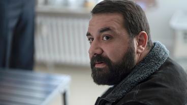 Bild: WDR/Bavaria Fiction GmbH/Thomas Kost Alkim Celik (Sahin Eryilmaz) will sein Wettburo sauber halten. Doch jetzt hat er die Polizei im Haus.