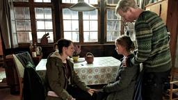Almut (Alexandra Neldel) versucht, unterstützt von Torsten (David Zimmerschied), sich auf Franziska Toblers (Eva Löbau, links) Fragen nach dem Tod ihrer Tochter zu konzentrieren.