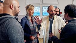 Als die Ermittlungen Kommissarin Martina Bönisch (Anna Schudt, Mitte links)  in eine Moschee führen, ist die Aufregung groß. Imam Mehmmet Kaya (Eray Egilmez, Mitte rechts) versucht, die Gemüter zu beruhigen.