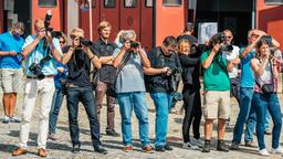 Die Journalisten fotografieren die Schauspieler beim Pressetermin auf dem Gelände der Lagarde-Kaserne in Bamberg.