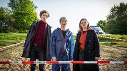 Am Leichenfundort: Linda Selb (Luise Wolfram), Edda Bingley (Helen Schneider) und Liv Moormann (Jasna Fritzi Bauer) (von links nach rechts).