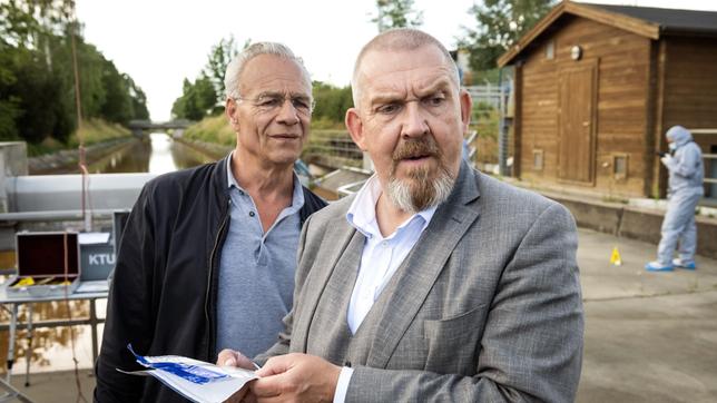 Am Randkanal wurde die Tote ins Wasser geworfen. Eine Kette, die Lara Krohn gehörte, konnte hier sichergestellt werden. Die Kommissare Max Ballauf (Klaus J. Behrendt, l) und Freddy Schenk (Dietmar Bär) schauen sich weiter um.