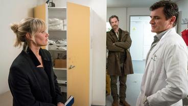 Bild: WDR/Thomas Kost Am Tatort: Dr. Dr. Andreas Norstädter (Alex Brendemühl, rechts) berichtet den Kommissaren Peter Faber (Jörg Hartmann) und Martina Bönisch (Anna Schudt), was er über die Tote weiß.
