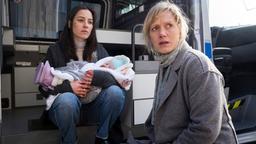 Am Tatort: Frederike Freidank (Silvia Medina) steht unter Schock. Ihr Mann wurde gerade Opfer einer Schießerei auf offener Straße. Hauptkommissarin Martina Bönisch (Anna Schudt, r) befragt sie zum Tathergang.