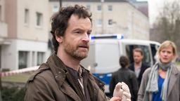 Am Tatort: Hauptkommissar Peter Faber (Jörg Hartmann) rekonstruiert den Tathergang. Im Hintergrund seine Kollegin Martina Bönisch (Anna Schudt).