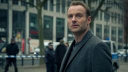 Am Tatort Kurfürstendamm entdeckt Karow (Mark Waschke) in einer oberern Etage eines Wohnhauses etwas Verdächtiges.