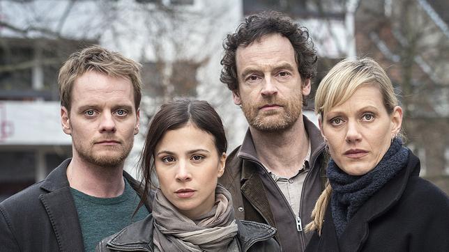 Am Tatort: Nora Dalay (Aylin Tezel, l), Peter Faber (Jörg Hartmann), Daniel Kossik (Stefan Konarske) und Martina Bönisch (Anna Schudt, r).