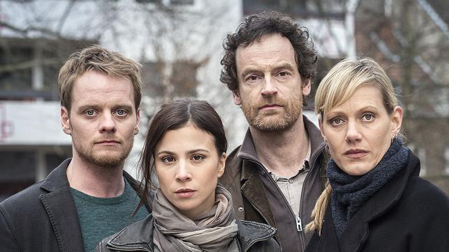Bild: WDR/Thomas Kost Am Tatort: Nora Dalay (Aylin Tezel, l), Peter Faber (Jörg Hartmann), Daniel Kossik (Stefan Konarske) und Martina Bönisch (Anna Schudt, r).