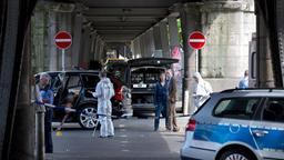 Am Tatort: Staatsanwalt Hemrich (Holger Handtke) und Hauptkommissarin Rubin (Meret Becker) wundern sich, dass Hauptkommissar Karow (Mark Waschke) verschwunden ist.