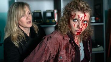 Bild: WDR/Thomas Kost Am Tatort wird Evelyn Kohnai (Luisa-Céline Gaffron, r) blutverschmiert von Kommissarin Martina Bönisch (Anna Schudt, l) festgenommen.