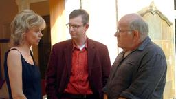 Amelie Kurz (Ulrike Kriener) im Gespräch mit Kommissar Max Palu (Jochen Senf) und Stephan Deininger (Gregor Weber).