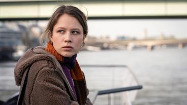Amelie Poulsen (Anna Bachmann) ist an ihrem Geburtstag an Bord des Rheinschiffes "Agrippina", zusammen mit ihrer Mutter. Unter den Passgieren befindet sich auch ein Entführer.