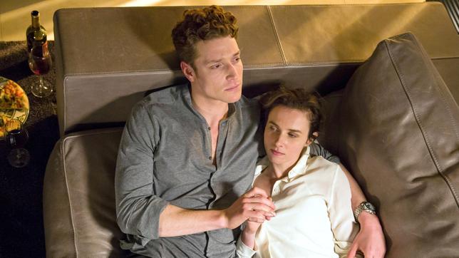 Bild: MDR Andreas Koch (Daniel Donskoy) und Kommissarin Karin Gorniak (Karin Hanczewski) beginnen ihre Liebesbeziehung.
