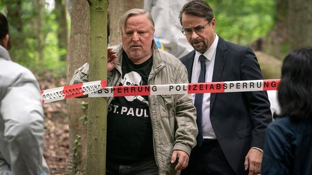 Bild: WDR/Molina Film/Thomas Kost Angefasst: Frank Thiel (Axel Prahl) trifft mit Prof. Karl-Friedrich Börne (Jan Josef Liefers) am Tatort ein.