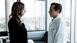 Anna Feil (Carolyn Genzkow) ermittelt in eigener Sache bei Dr. Stefan Wohlleben, dem Chef einer Kinderwunschklinik.