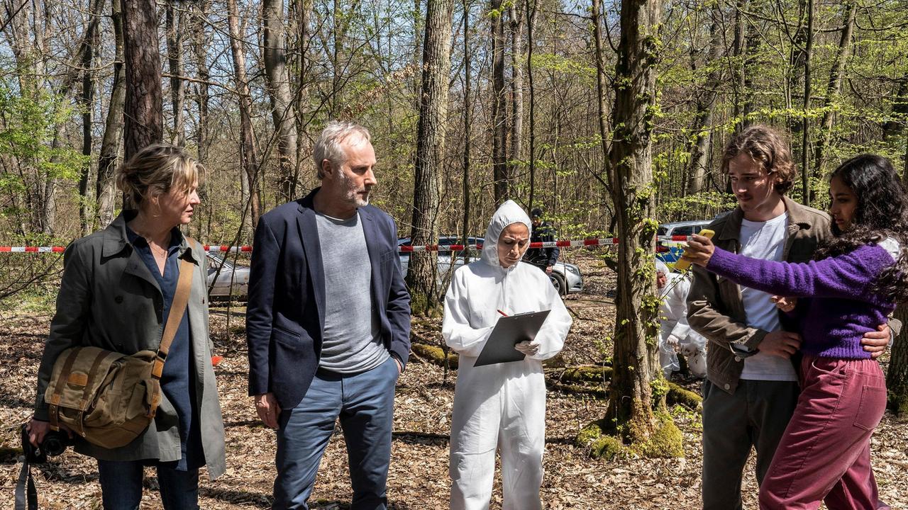 Mitten in der Nacht alarmiert ein junges Paar die Polizei. In einem Waldstück am Frankfurter Stadtrand haben die beiden eine Frauenleiche entdeckt. Doch als die Hauptkommissare Anna Janneke und Paul Brix dort eintreffen, ist die Leiche verschwunden. 