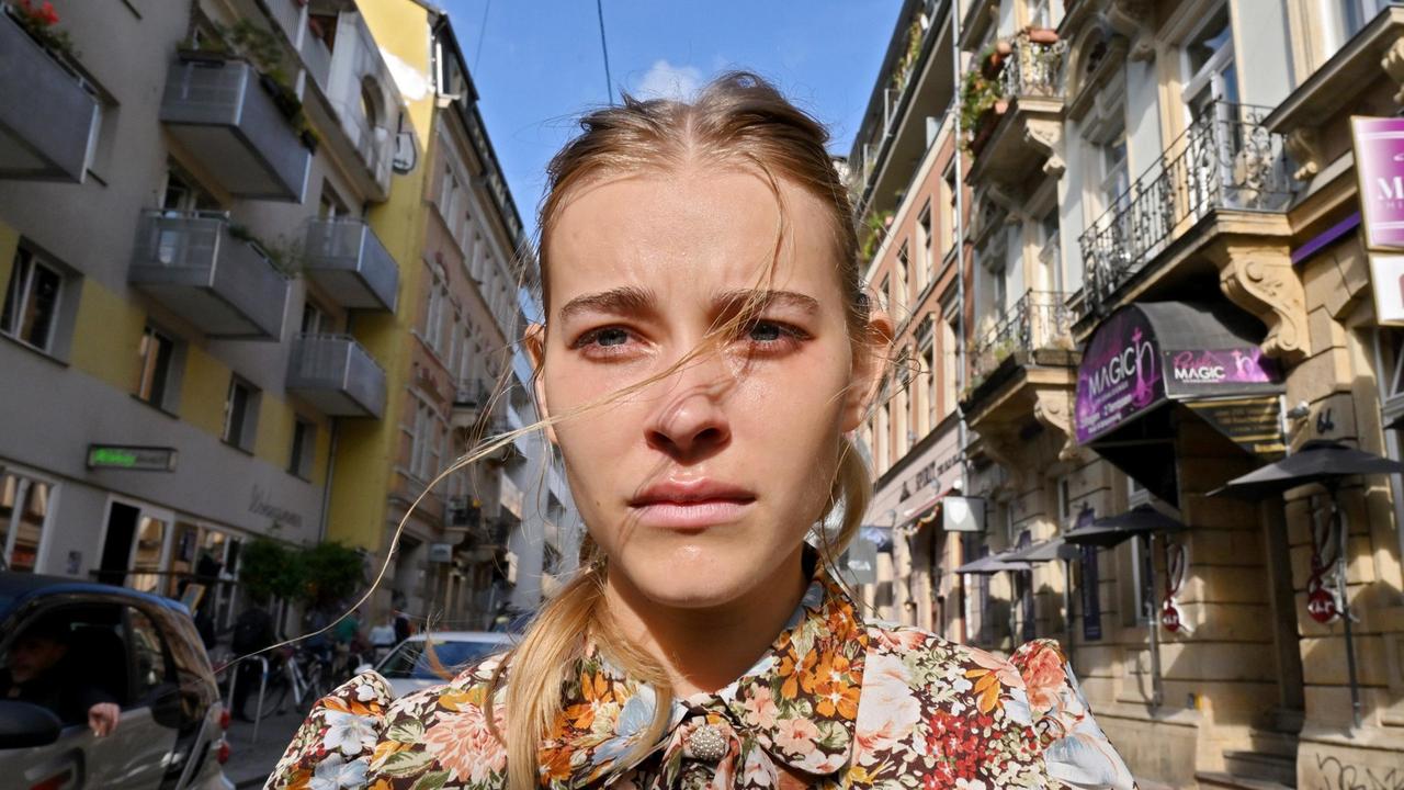 Anna Schneider (Milena Tscharntke) verzweifelt und von Schmerzen geplagt auf offener Straße vor ihrem Café