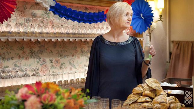 Bild: SWR/Martin Furch Anna Seebold (Angelika Kleinschmidt) betreut die Bar im Foyer des Theaters und ist sich selbst eine gute Kundin.