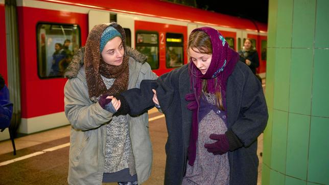 Bild: ARD Degeto/BR/Walter Wehner Anuscha Dablika (Cosmina Stratan) hilft ihrer Schwester Tida (Mathilde Bundschuh), deren Fruchtblase unerwartet früh geplatzt ist.