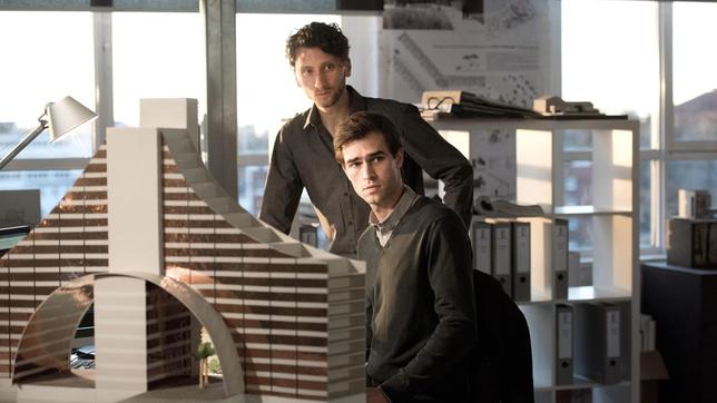 Bild: WDR/Martin Valentin Menke Arbeiten an einem Bauprojekt in Katar: die Architekten Terstegen (Moritz Heidelbach, hinten) und Kastner (Moritz Vierboom, vorne).