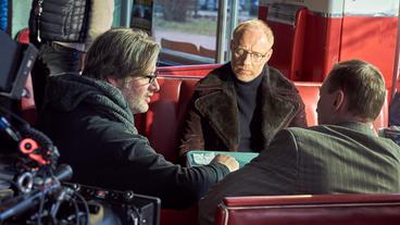 Regisseur Sebastian Marka (li.) bespricht mit seinen Darstellern Simon Schwarz (Rolle Drehbuchautor Koteas) und Werner Daehn (Rolle Geheimdienstler) eine Szene im "Diners".