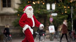 Artjom (Sascha Alexander Geršak) kann kurz vor Heilig Abend als Weihnachtsmann unerkannt durch Münster streifen.