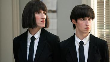 Bild: WDR/Bavaria Fiction GmbH/Thomas Kost Auch Frau Mann (Daniela Reichert) und Herr Muster (Melanie Reichert) stellen in dem Fall des ermordeten Programmierers Magnus Rosponi eigene Ermittlungen an. Offenbar im Auftrag des LKA.