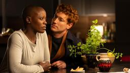 Auch zu Hause mit dem laufenden Fall beschäftigt: Ehepaar und Kollegen Anaïs (Florence Kasumba) Nick (Daniel Donskoy)