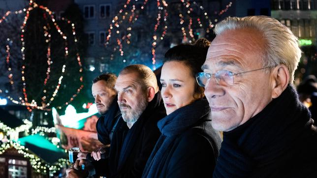 Auf dem Weihnachtsmarkt: Max Ballauf (Klaus J. Behrendt, r), Natalie Förster (Tinka Fürst), Freddy Schenk (Dietmar Bär)) und Norbert Jütte (Roland Riebeling l).