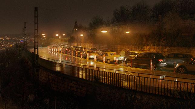 Bild: SWR/Andreas Schäfauer Auf der abendlichen Stuttgarter Weinsteige steht alles still: Hohes Verkehrsaufkommen und ein Wasserrohrbruch haben den Verkehr komplett lahmgelegt.