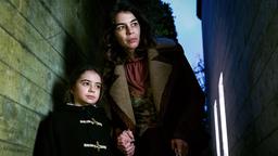 Auf der Flucht: Esmeralda Rivero (Isabelle Stoffel) und ihre Tochter (Layla Leona Kieber)