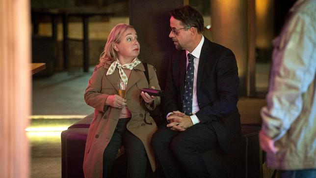 Bild: WDR/Bavaria Fiction GmbH/Thomas Kost Auf seine Assistentin ist Verlass: Silke Haller (ChrisTine Urspruch) hat die Brille von Prof. Karl-Friedrich Boerne (Jan Josef Liefers) reparieren lassen.