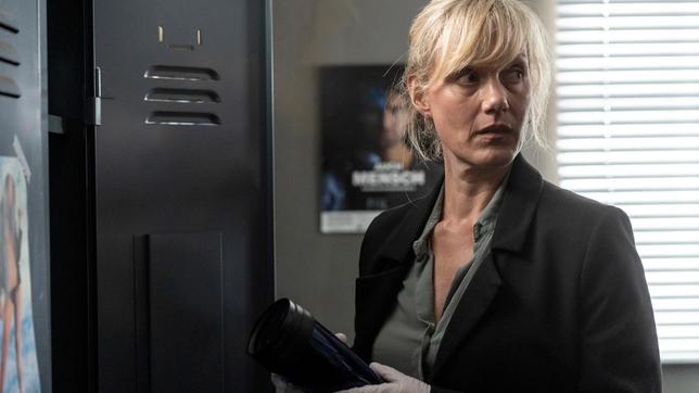 Bild: WDR/Zeitsprung pictures/Thomas Kost Auf Spurensuche in der Polizeiwache: Kommissarin Martina Bönisch (Anna Schudt) durchsucht den Spind des Verstorbenen.