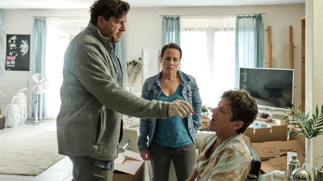 Bild: SWR/Benoit Linder Auf Viktor Baumann (Roman Knižka) wurden Friedemann Berg (Hans-Jochen Wagner) und Franziska Tobler (Eva Löbau) wegen einer früheren Anzeige aufmerksam, die zurückgezogen wurde. Er findet zu Recht, dass die hätte gelöscht sein müssen und will keine DNA-Probe abgeben.