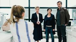 Aufregung im Internat: Rektorin Elisabeth Ammann (Esther Gemsch), Liz Ritschard (Delia Mayer) und Reto Flückiger (Stefan Gubser) befragen Avas beste Freundin.