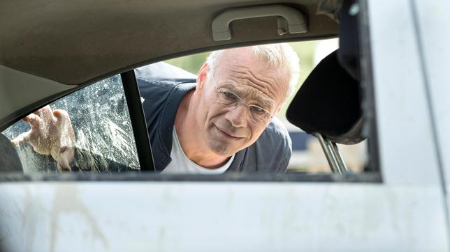 Bild: WDR/Thomas Kost Aus dem Baggersee geborgen: Kommissar Max Ballauf (Klaus J. Behrendt) blickt in das Auto, das absichtlich versenkt worden war. Im Kofferraum ist eine Leiche versteckt.