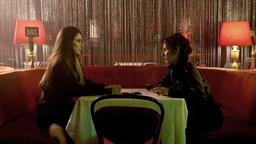 Nina Rubin (Meret Becker) arrangiert ein Treffen mit ihrer Zeugin in einem Frauentanz-Club.