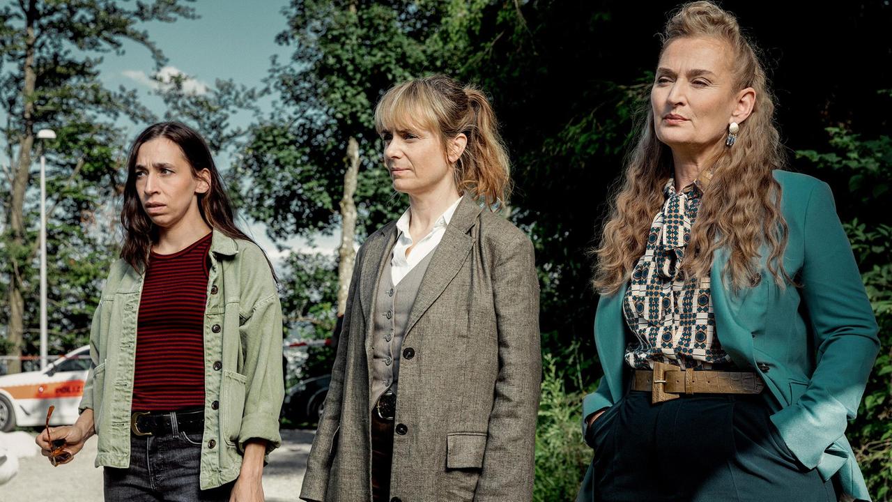 Aussergewöhnlicher Anblick am Tatort: Carol Schuler als Kommissarin Tess Ott, Anna Pieri Zuercher als Kommissarin Isabelle Grandjean und Rachel Braunschweig als Staatsanwältin Anita Wegenast.