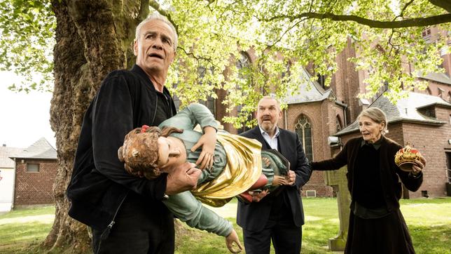 Bild: WDR/Bavaria Fiction GmbH/Martin Valentin Menke Besonders schwerer Diebstahl begangen durch zwei Kriminalhauptkommissare: Max Ballauf (Klaus J. Behrendt) und Freddy Schenk (Dietmar Bär) lassen sich von Karin Bongartz (Barbara Nüsse) dazu überreden, die Madonna aus der Kirche zu ihr nach Hause zu bringen.