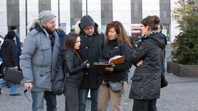 Besprechung am Set (v. li. n. re.): Torsten Junker (Regieassistent), Torsten C. Fischer (Regisseur), Candy Maldonado (Script), Helen Laitzsch (Maske), im Vordergrund:  Emma Drogunova (Rolle Paula).