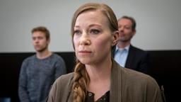 Betti Stark (Franziska Arndt) kann nicht glauben, dass ihr Mann Ole vor Gericht einen Mord gesteht, der vier Jahre zurückliegt – und der für die Polizei längst geklärt ist.
